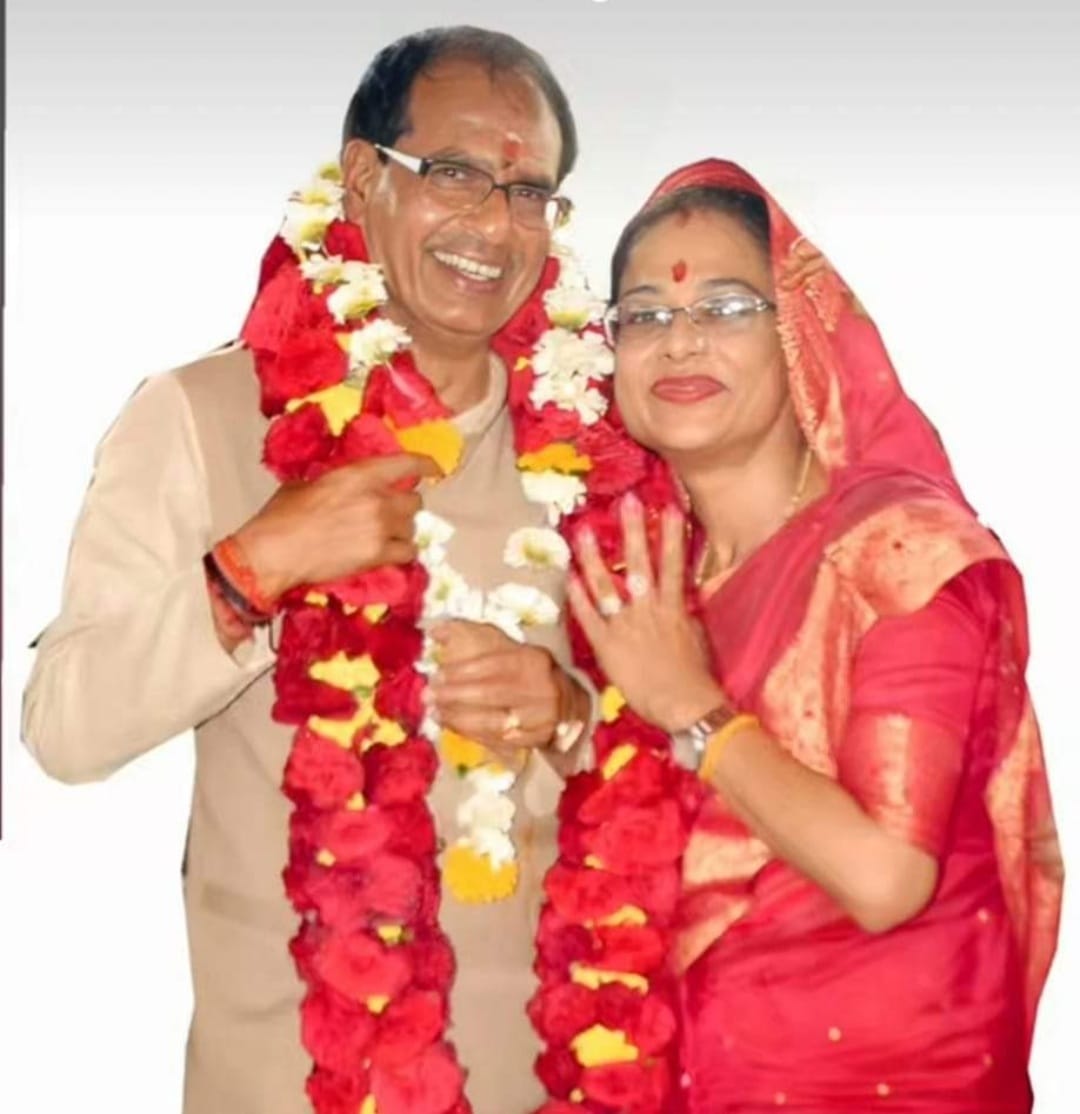 श्री <a href="/ChouhanShivraj/">Shivraj Singh Chouhan</a> जी एवं श्रीमती <a href="/SadhnaShivraj/">Sadhna Shivraj Singh Chauhan</a> जी आप दोनों को परिणय पर्व पर 32000 #NHM संविदा कर्मचारियों की तरफ़ से हार्दिक शुभकामनाएं।
इस उम्मीद के साथ कि आप भी हमारे बेहतर भविष्य के लिए इस शुभ अवसर पर 5 जून 2018 की संविदा नीति लागू कर देंगे 
#एनएचएम_5जून_2018_संविदा_नीति