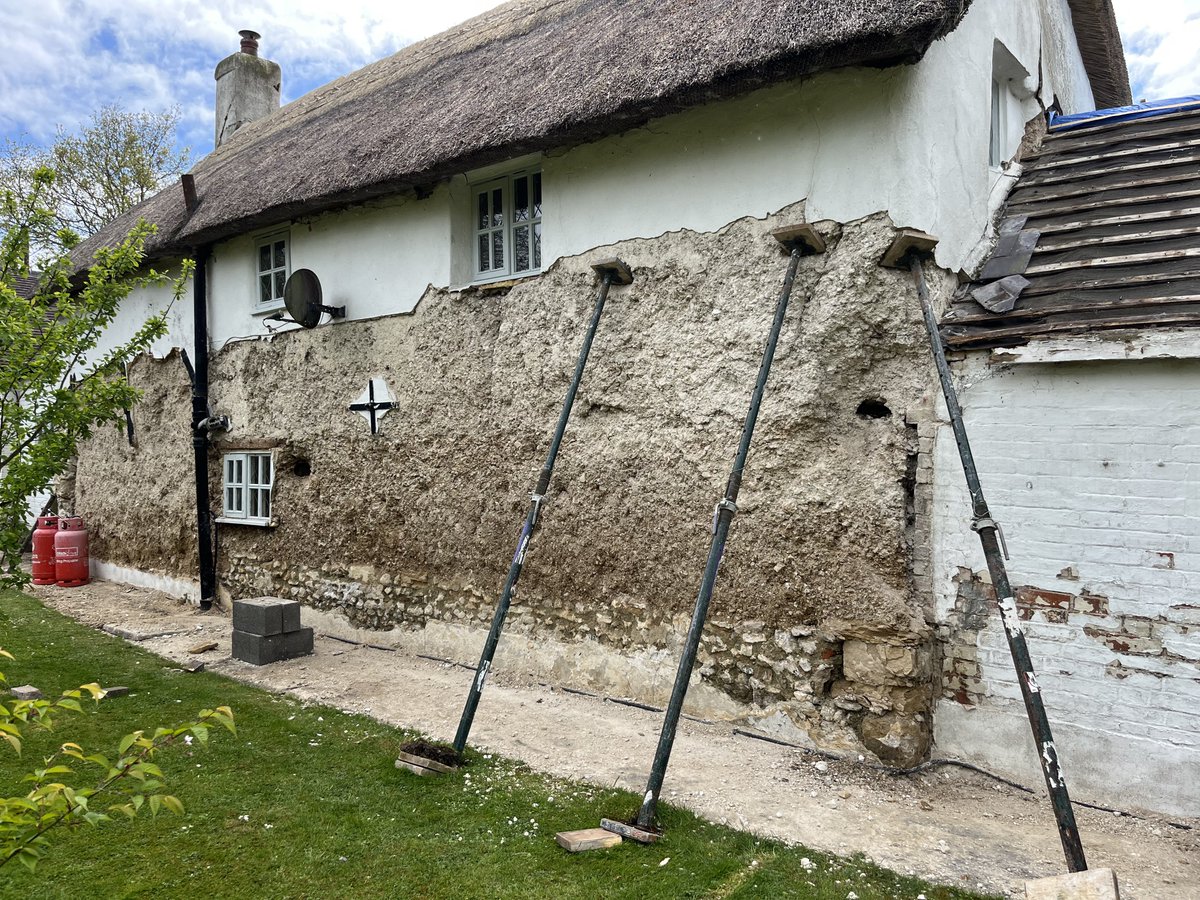 SellickCon's tweet photo. Cement tanking hasn’t done this Dorset cob cottage any favours! Quite a lot of remedial work to come…. #cob #limemortar #Dorset #hotlime #limestone #flint #oldwalls https://t.co/KFFNbsZYIE