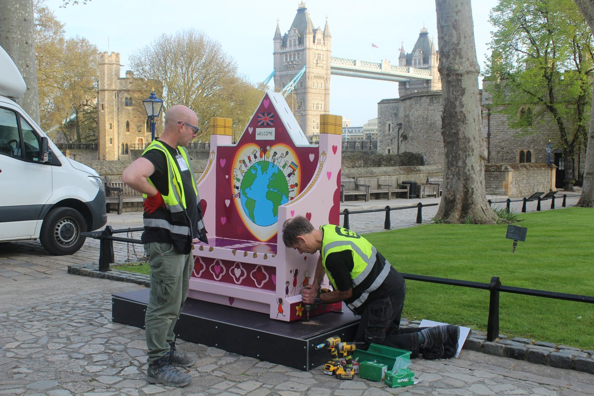 Here are some behind the scenes pictures from the coronation bench installation at the Tower of London this week! A huge thank you to <a href="/wildinart/">Wild in Art</a> and congratulations to all of the schools that took part in the Tower of London Schools Coronation Competition! 👑👏
