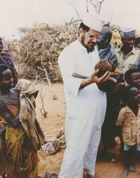 #رجل_بأمة 
الدكتور عبد الرحمن السميط رحمه الله ..
كويتي 🇰🇼 الجنسية داعية إسلامي : ثلاثين سنة
يدعو للإسلام في إفريقيا :
بنى 5500 مسجد في افريقيا
وزع 70000000 مصحف باللغة العربية
كفل 56000 يتيم أفريقي
 انشاء 840 منشأة تعليمية
علم نصف مليون طالب
 حفر 180000 بئر ماء
انشأ 180 مستوصف