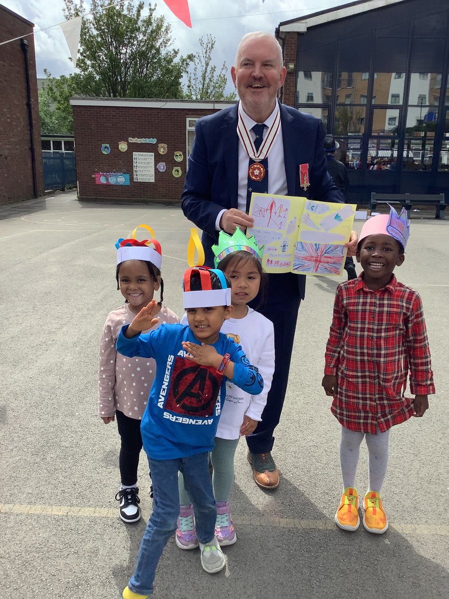 StCathRC's tweet photo. We  have  had  so  much  fun  celebrating  the  upcoming  coronation  of  King  Charles. Nursery and Reception were excited to hand our Coronation card to a representative of Charles III. 👑🇬🇧 @PrimaryTolkien @RoyalFamily https://t.co/SfKBHdZne2