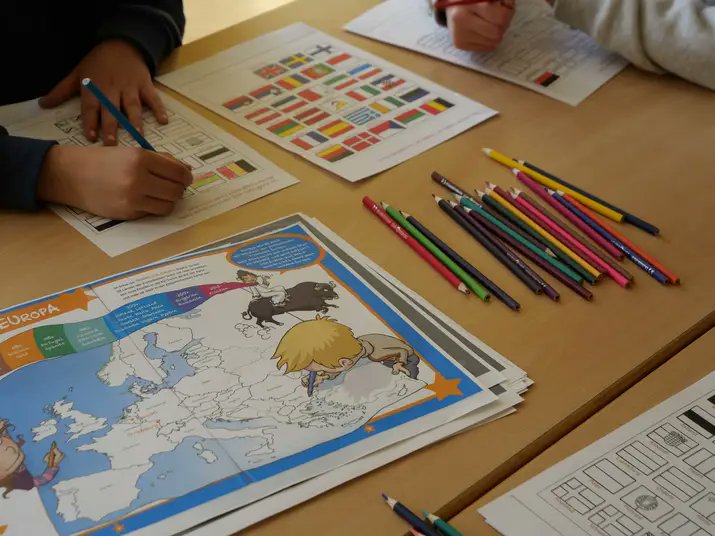 🇪🇺 Europatag im einewelt haus. Heute waren zwei fünfte Klassen der Förderschule "Erich Kästner" (Magdeburg) bei uns. An sechs Stationen konnten die Schülerinnen und Schüler verschiedene Inhalte zu Europa lernen und kreativ sein #europawochen