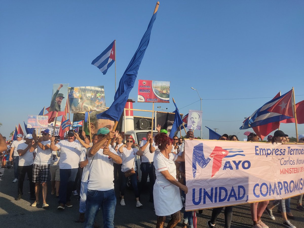 SolMayelin's tweet photo. 🇨🇺Un colectivo d vanguardia por + d cuatro décadas desfiló en homenaje al proletariado mundial. Ellos dignifican con su quehacer a los trabajadores del sector d Energía y Minas. Es la Termoeléctrica d #Cienfuegos la planta d mayor eficiencia en #Cuba. #ALaPatriaManosYCorazón https://t.co/v72svjFwhr