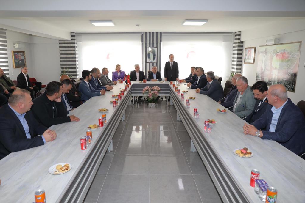 edirnededeva's tweet photo. CHP, SP, GP, DP Edirne İl Başkanları, Edirne Belediye Başkanı Recep Gürkan ve Uzunköprü Belediye Başkanı Özlem Becan ile birlikte Uzunköprü Ziraat Odası Başkanımız Özcan Kayalı ve Yönetim Kurulu üyelerini ziyaret ettik.  Nezaketleri için kendilerine teşekkür ederiz. https://t.co/7FbYlLtOXM