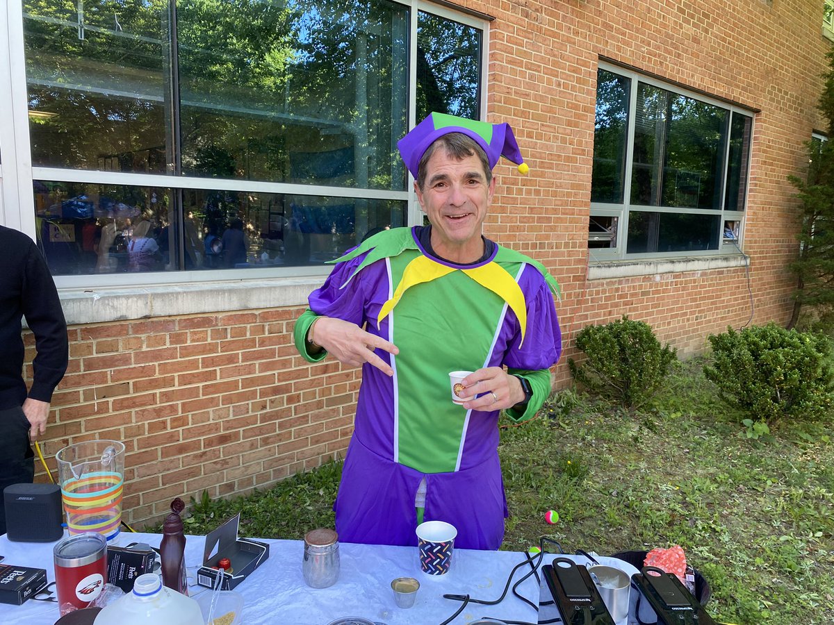 EdisonHSEagles's tweet photo. The Royal coronation at Edison High School. Thank you to the Social Studies department for yet another amazing fat Friday. @FCPSR3 @graceetayloredd @monica_bentley1 @CaitlynSaxton @edisonss1ap @MsMBStarkey https://t.co/2Cdnw74IC1