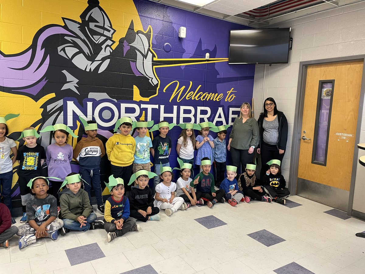 Star Wars day in <a href="/gloria_devitt/">Gloria Devitt</a> kinder class <a href="/NorthbraeKnight/">Northbrae Public School</a>! Lots of little Yodas running around 😀
