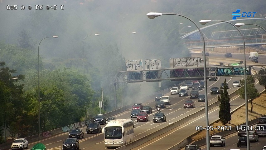 DGTes's tweet photo. 📢🟡En Madrid, la proximidad de un incendio puede condicionar la visibilidad en la A6, a la altura de Puerta de Hierro.

➡️ Visibilidad reducida en el km 6 en ambos sentidos.

➡️Moderen la velocidad y aumenten la distancia de seguridad.

➡️Más información en @DGTes y boletines📻 https://t.co/E99MfVBEyZ