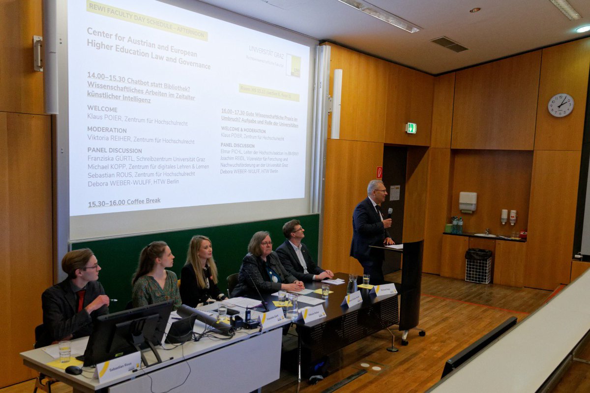 ZHR_Graz's tweet photo. 📚 Am @rewiunigraz  Fakultätstag ist das ZHR mit zwei Panels vertreten. 

Das erste Panel „Chatbot statt Bibliothek? Wissenschaftliches Arbeiten im Zeitalter Künstlicher Intelligenz“ befasst sich mit Herausforderungen der GWP für Studierende und Lehrende im Zeitalter der KI https://t.co/f52YuPX1Dy