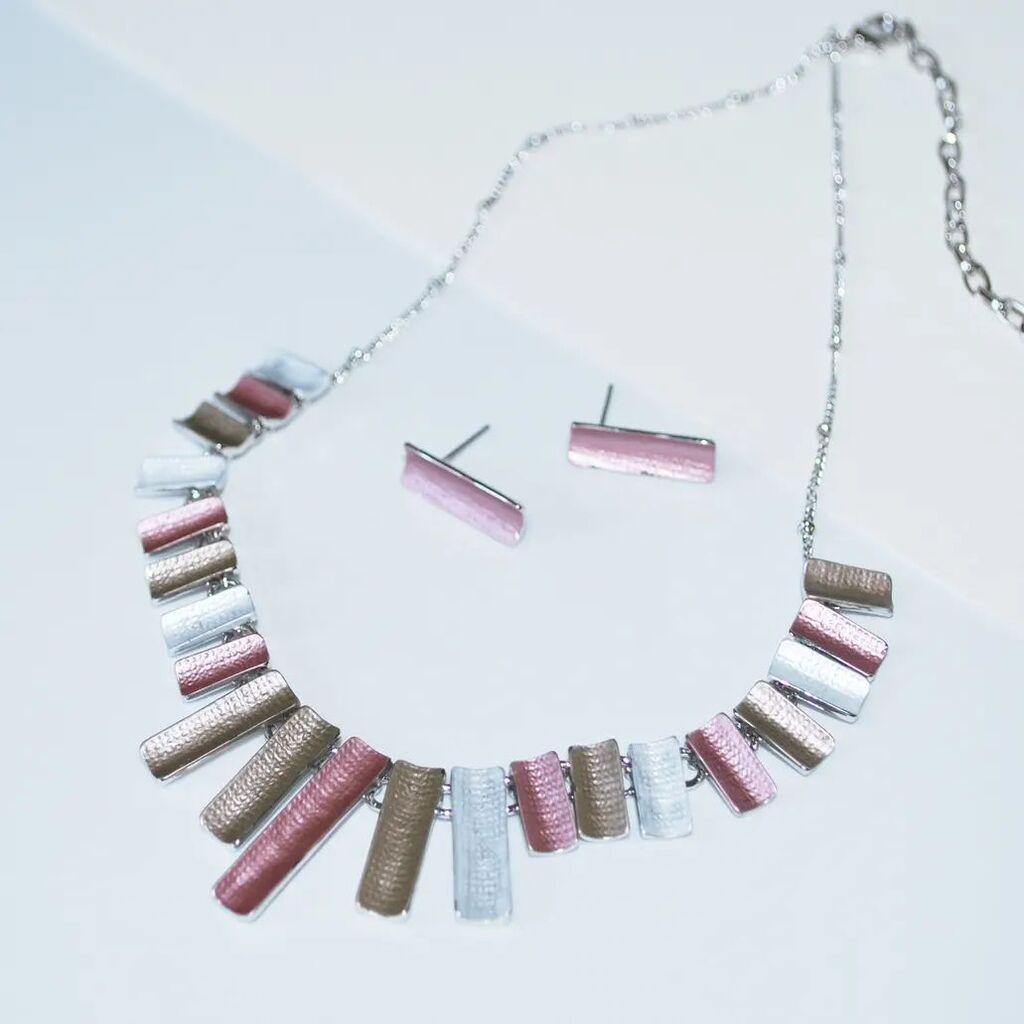 LiveLagom's tweet image. Bunting at the ready for the royally glorious weekend! 💖👑
.
.
.
#bunting #royalweekend #jewellery #necklace #shopindependent #outfitideas #votewithyourmoney #shopsmall #lagom instagr.am/p/Cr3HvuoIBVi/