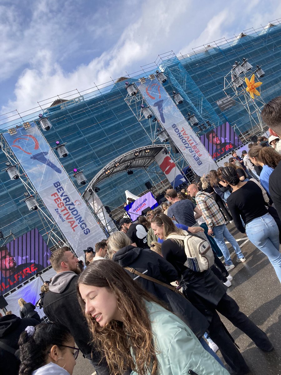 SimoneGideonse's tweet photo. Bij het Liberty Dance Stage is het een stuk drukker. #omroepzeeland #vlissingen #bf2023 https://t.co/wJ8veG0vB5