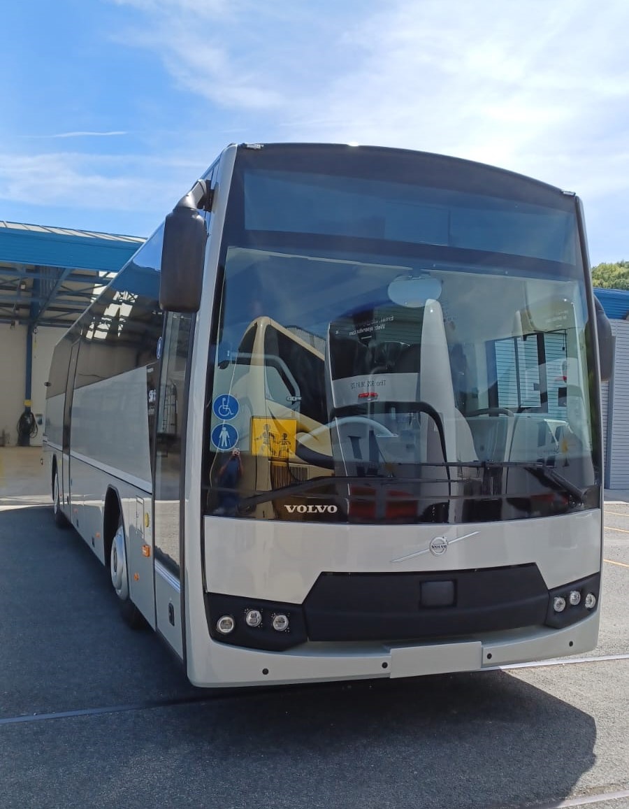 transhierro's tweet photo. Os presentamos la nueva guagua🚌 Volvo B8R con
Sunsundeguibus Sb3 Go. 

Estamos comprometidos a adquirir vehículos de bajas emisiones para reducir nuestro impacto ambiental y contribuir a la mejora de la calidad del aire en El Hierro.  #TransHierroConecta

https://t.co/19yKrU1FgB https://t.co/W8FDDOXk1V
