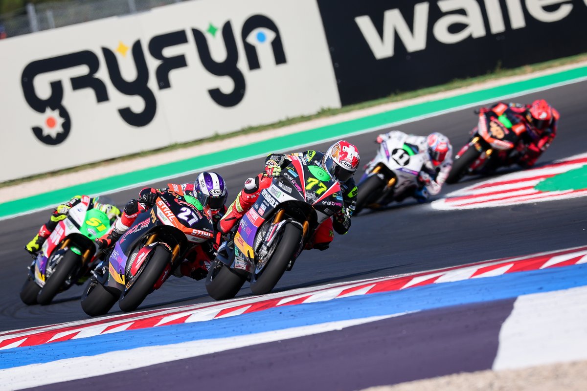 MotoEofficial's tweet image. 🔙These guys had a lot to celebrate at last year&apos;s #MotoE season finale 

@FerrariMatteo11 put on a spectacular show in #SanMarinoGP&apos;s Race 2, winning the battle in the last lap, ahead of Casadei and @ericgranado😉🍾

#2022recap