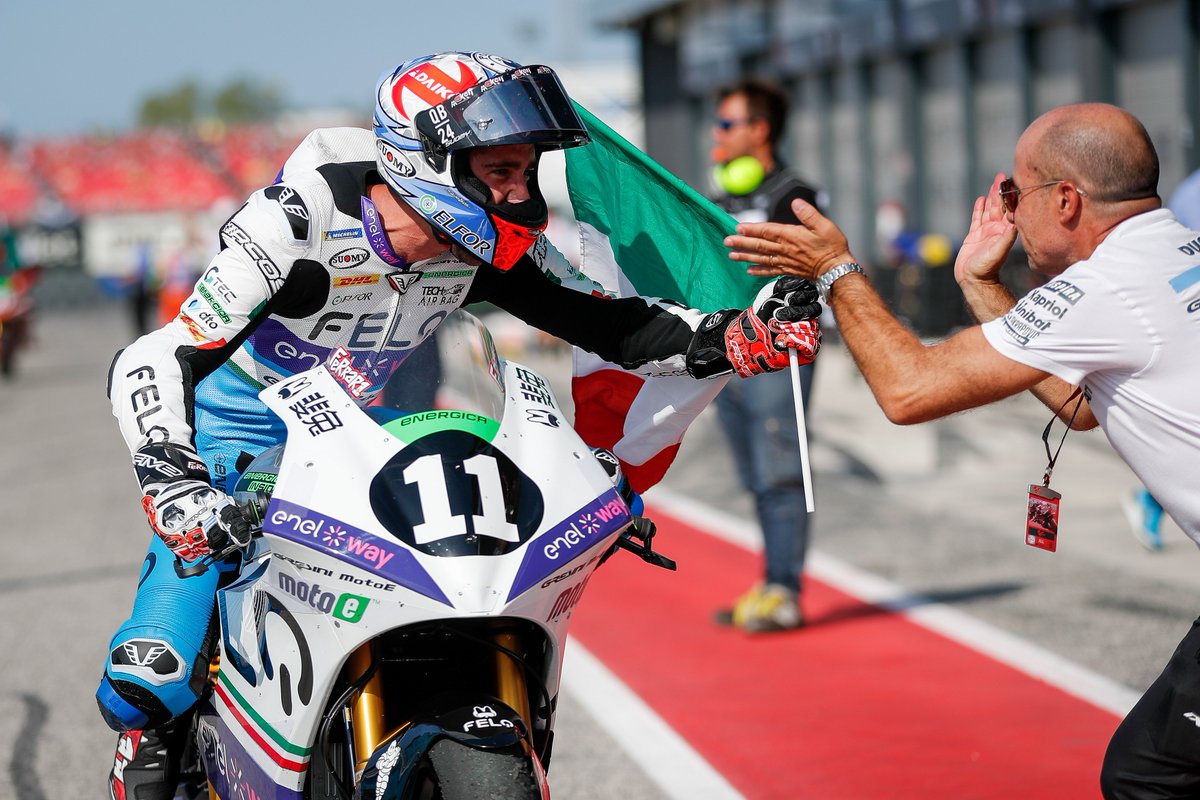MotoEofficial's tweet image. 🔙These guys had a lot to celebrate at last year&apos;s #MotoE season finale 

@FerrariMatteo11 put on a spectacular show in #SanMarinoGP&apos;s Race 2, winning the battle in the last lap, ahead of Casadei and @ericgranado😉🍾

#2022recap