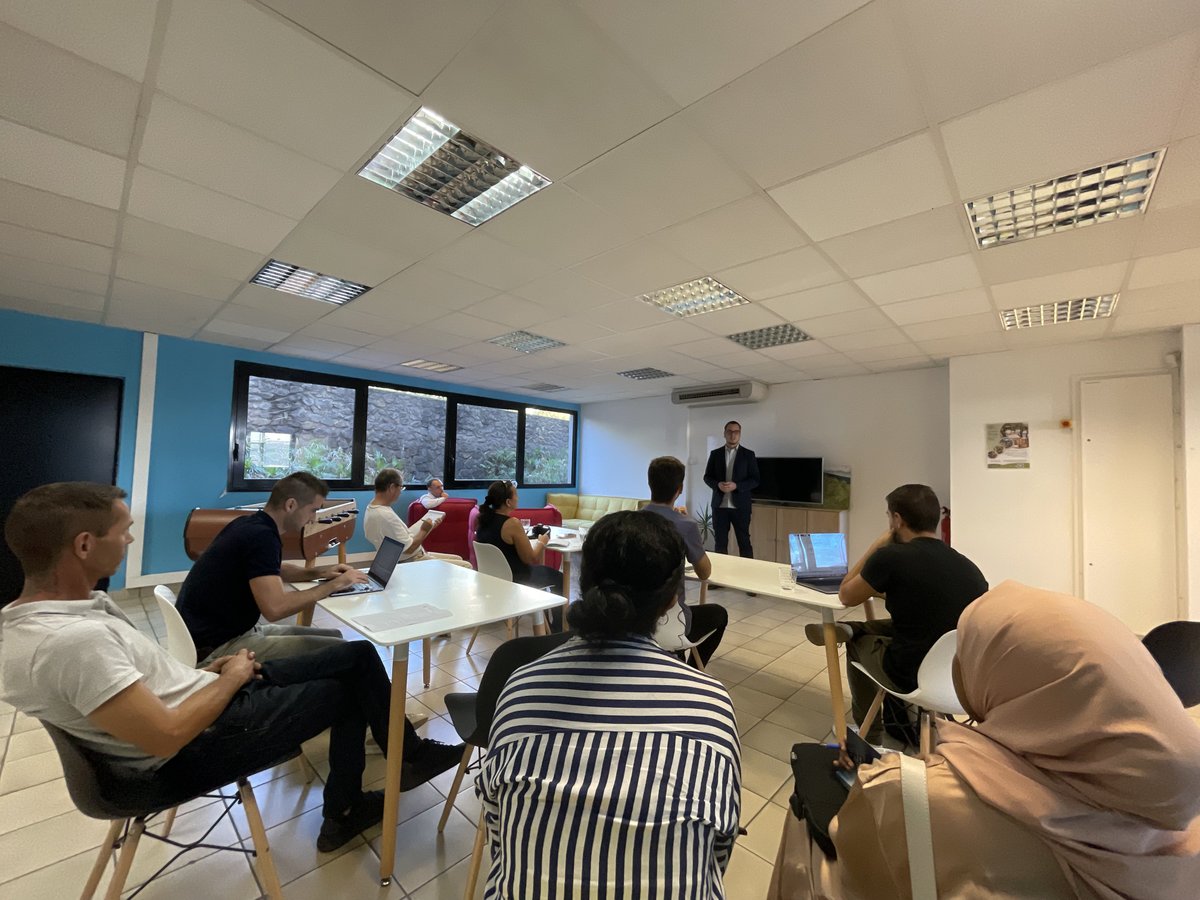 Loganou974's tweet photo. 🚀REX de l'aventure STUDIO PITAYA auprès de la presse locale dans le cadre de la rétribution du programme d'accompagnement de Seeds IO. 🌱 Tant de chemins parcourus depuis sa création en 2020. #innovation #emploi #jeuvideo #reunionisland #gamedev #gamedesign #pitaya #bouftang https://t.co/P81b9c7roi