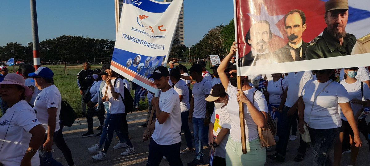 #transcontenedoreshlg Desfilando este 5 de mayo #ALaPatriaManosYCorazón #TransporteCuba #1roDeMayo