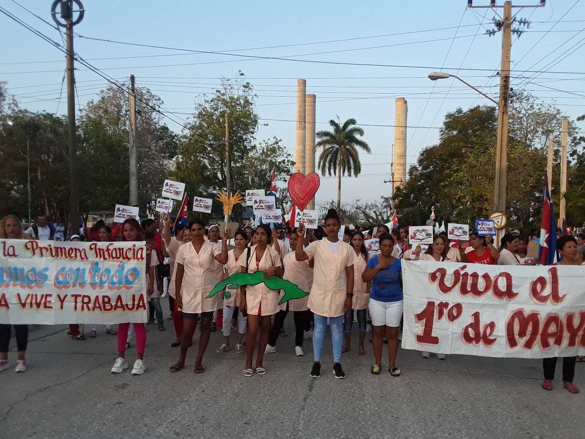 EducacionJobabo's tweet photo. Se llenaron las calles de #Jobabo para ponerle #AlaPatriManosYCorazon y los educadores imponen el ritmo una vez más con su ejemplo y perseveran enalteciendo  la #Revolución Vivan los trabajadores  #CubaMined #VamosPorMas https://t.co/HxFlDIzG8m