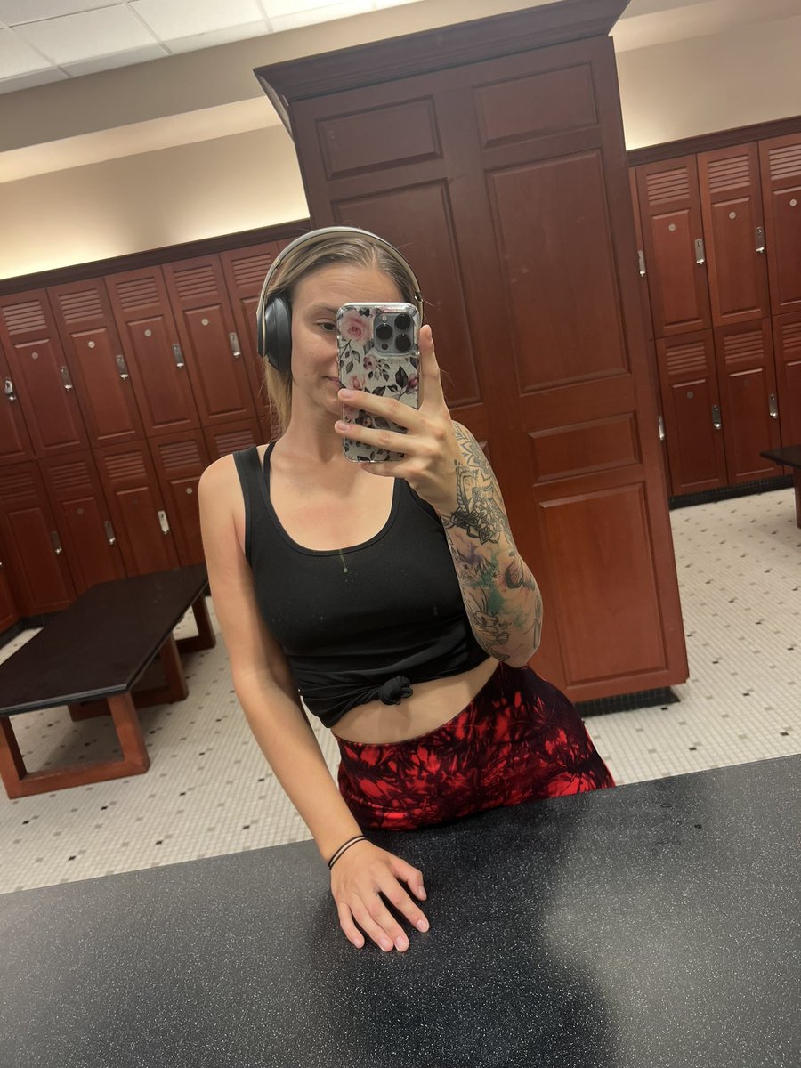 bbvioletxo's tweet photo. You can find me at the gym or on only fans orrrr possibly at the club 😝 #onlyfans #onlyfansbabe #camgirl #cam #playtime 
https://t.co/ZNKURL6fVV https://t.co/wXjgYDPegw