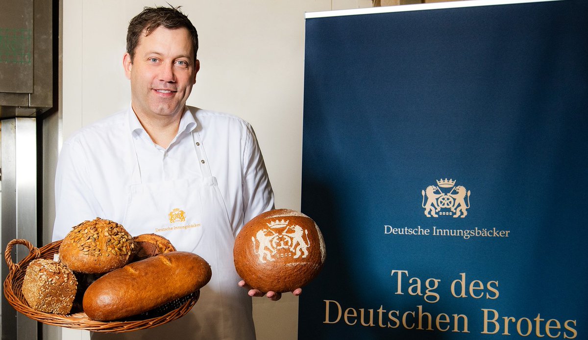 Baeckerhandwerk's tweet photo. Tadaaa!! 🎊@larsklingbeil ist der neue Botschafter des Deutschen Brotes. Heute am #TagdesBrotes tritt der neue Botschafter sein Ehrenamt an. Die Deutsche Brotkultur liegt ihm an Herzen und heute wird mit Brot vom Innungsbäcker gefeiert! 💟lichen Glückwunsch !🍞🏆!! @spdde @spdbt https://t.co/90u4DDC6yV