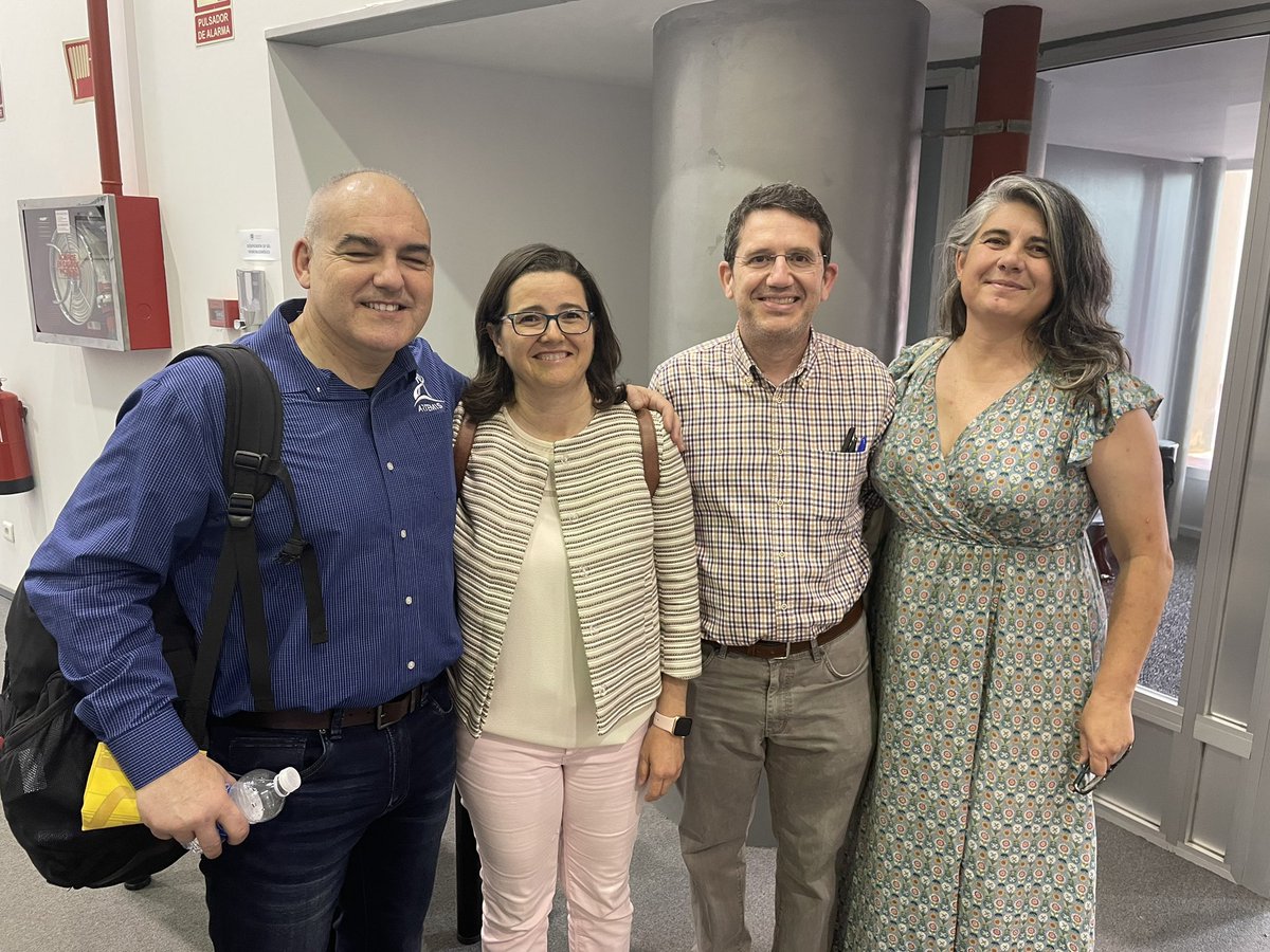 iesmva's tweet photo. Profesorado del @iesmva en la @etsit_uma junto al malagueño Carlos García Galán, responsable del proyecto Orión de la NASSA @EducaAnd @EducaAndInnova @educamalaga @aurecaba @educacionmlg https://t.co/8bh2WgWuLl