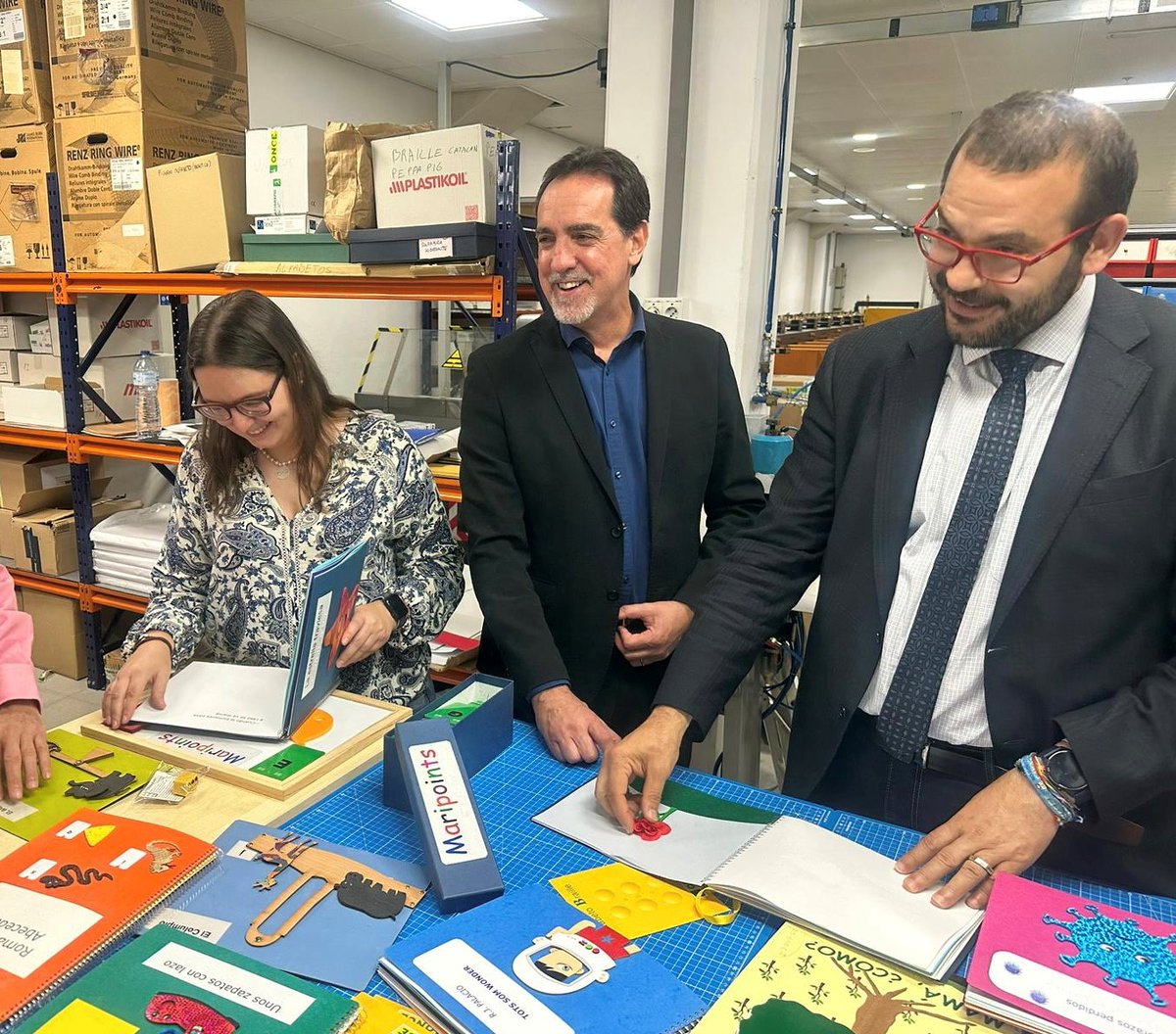 ONCECatalunya's tweet photo. 🤝Avui ens ha visitat @DBotePaz, alcalde de @matarocat, per conèixer, de primera mà, la Casa de la Il·lusió, on prestem serveis socials a més de 10.000 afiliats i afiliades a #Cataluna. https://t.co/Ofw1KfhdaI