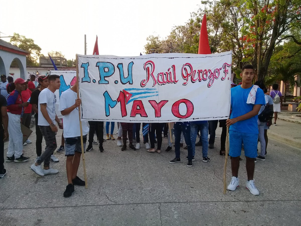 EducacionJobabo's tweet photo. Se llenaron las calles de #Jobabo para ponerle #AlaPatriManosYCorazon y los educadores imponen el ritmo una vez más con su ejemplo y perseveran enalteciendo  la #Revolución Vivan los trabajadores  #CubaMined #VamosPorMas https://t.co/HxFlDIzG8m