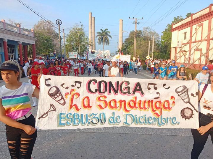 EducacionJobabo's tweet photo. Se llenaron las calles de #Jobabo para ponerle #AlaPatriManosYCorazon y los educadores imponen el ritmo una vez más con su ejemplo y perseveran enalteciendo  la #Revolución Vivan los trabajadores  #CubaMined #VamosPorMas https://t.co/HxFlDIzG8m