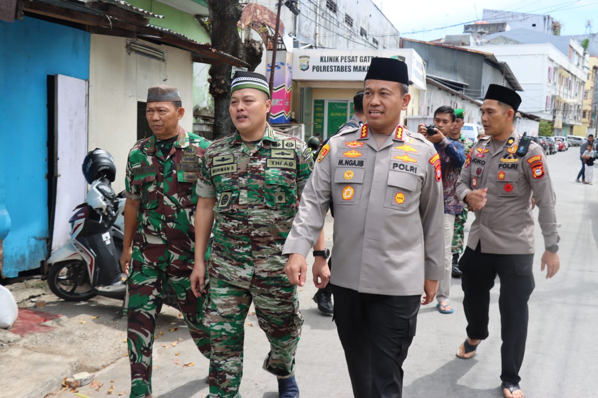 PolrestabesMKS's tweet photo. Kapolrestabes Makassar Kombes Pol Mukhamad Ngajib, menerima kunjungan Silaturahmi Dandim 1408/Makassar Kolonel Inf Nurman Syahreda, bersama staf dan melaksanakan shalat Jumat di Masjid Al Iksan Polrestabes Makassar, Jum’at (5/5/2023).
#SoliditasTNIPolri https://t.co/ULSxyXDHTn