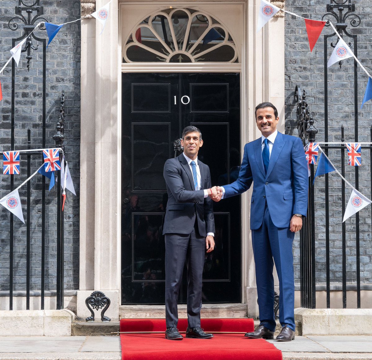 QatarEmbassy_UK's tweet photo. His Highness the Amir, Sheikh Tamim bin Hamad Al-Thani met with Prime Minister @RishiSunak during an official visit to United Kingdom. The meeting offered an opportunity to discuss the strategic and bilateral relations between the two nations. 
#QatarUK 🇶🇦🇬🇧 https://t.co/LeJgjbXj4G