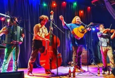 SoundsGrounds's tweet photo. Since 2014 @HydeFamilyJam have built a reputation as an outstanding live act for any occasion. 😍👏
They've played across the UK &amp; abroad at festivals, events &amp; private parties. 🎼🎤 
Between the fun-loving 4 they have over 50 years’ experience as musicians &amp; performers. 🕺

1/2 https://t.co/cl6yVlXQHN