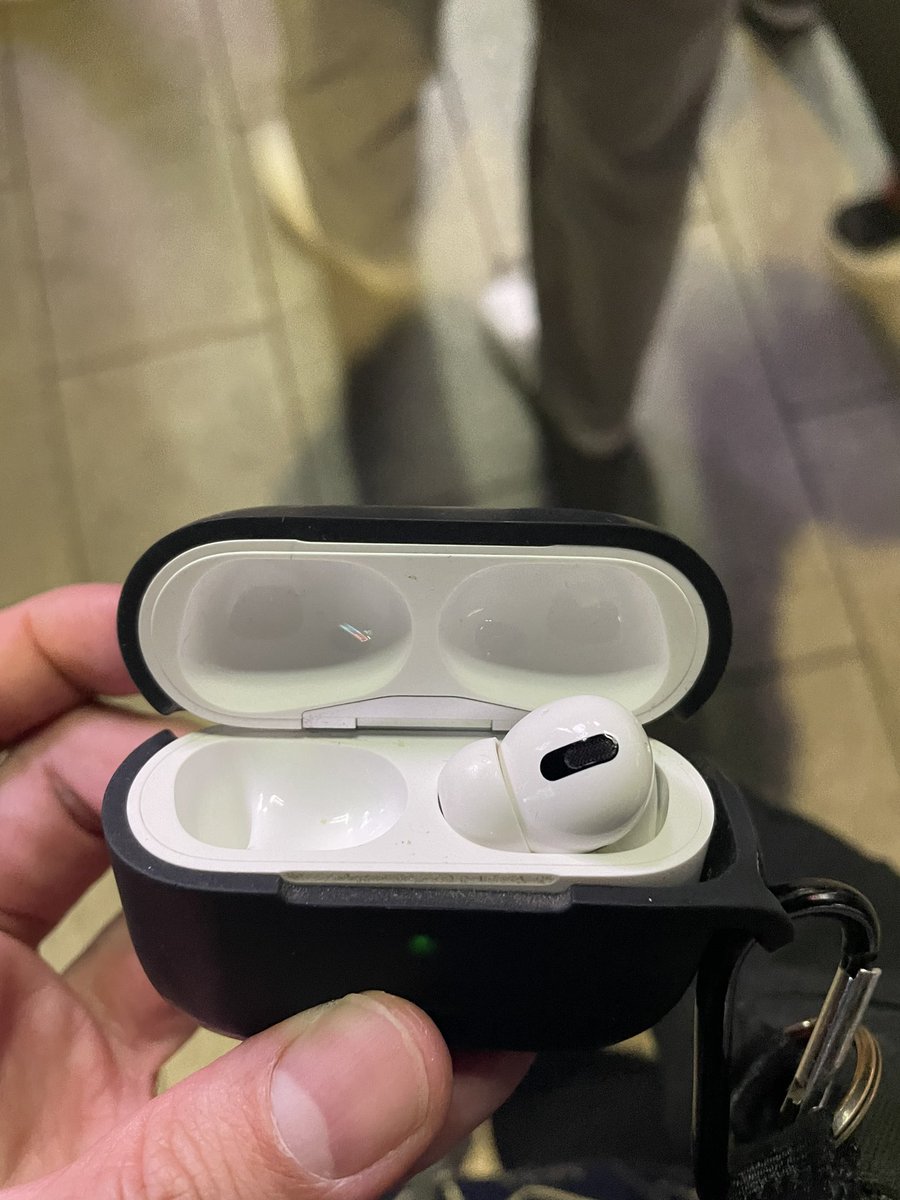 絶対に大宮のドンキの階段駆け下りた時にちがいない。明日まで君はそこにいてくれるだろうか。 https://t.co/eiKorGnl9S