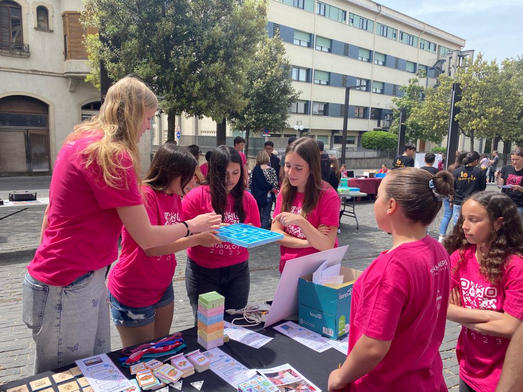 Celebrem l'aprenentatge a  <a href="/ROBOLOT/">ROBOLOT</a>. Compartir projectes, idees i bones experiències, és tot un luxe! <a href="/cesirecat/">CESIRE</a>