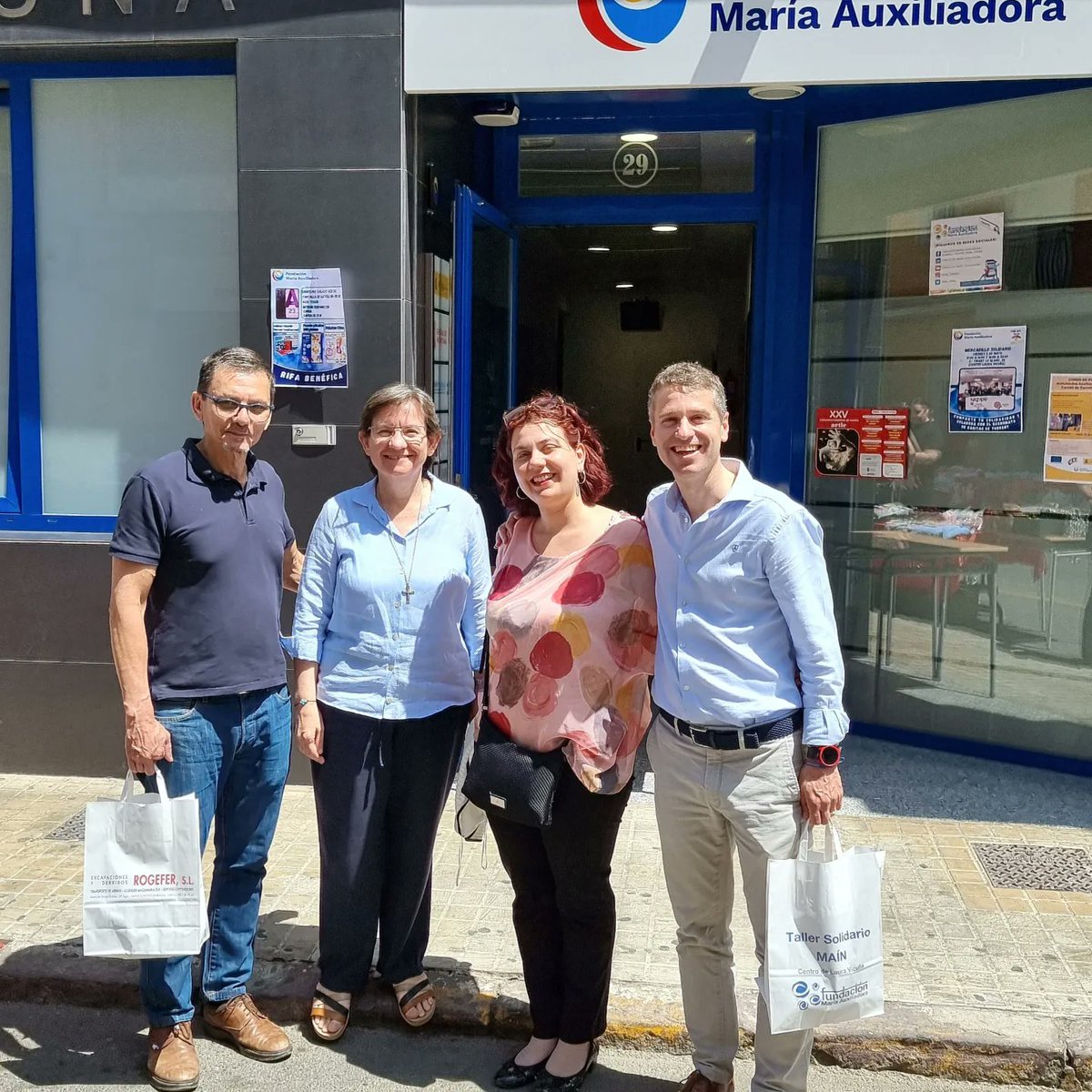 VOX_Torrent's tweet photo. VOX Torrent ha querido acompañar a los alumnos y profesores de la Fundación Amigó María Auxiliadora, que organiza hoy viernes un mercadillo solidario en favor de Caritas Torrent
Podemos disfrutar del mercadillo y aportar nuestro granito de arena.
#CuidaLoTuyo #CuidaTorrent https://t.co/JgakiPAwkr