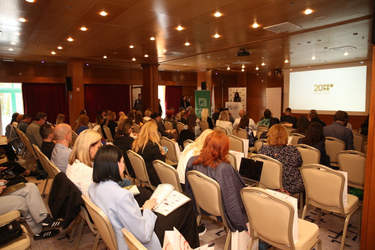 Press_Clipping's tweet image. Pod programskim geslom 📷 &quot;Zeleni odnosi z javnostmi, zelena odgovornost&quot; se je v hotelu Jezero na  Plitviških jezerih začela tridnevna mednarodna konferenca  PRO PR o odnosih z  javnostmi. 
#networkinginmotion #PROPR #pressclipping #PR