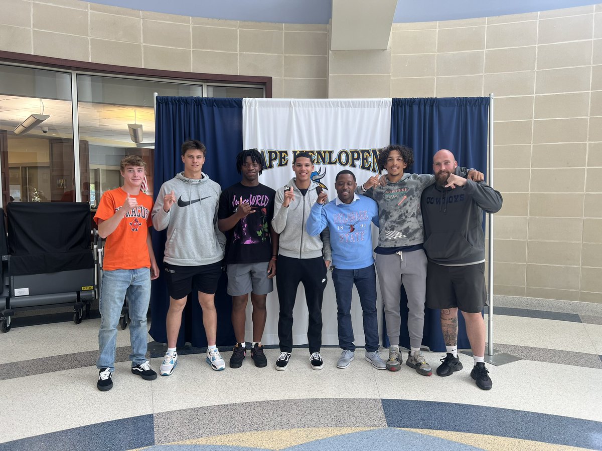 k_mansfield4's tweet photo. Big shoutout to @CoachDRedd for stopping by to talk to my teammates! Hope to see my guys with me in the near future!! @maurkijames @brenn_scott @Wilson_Ingerski @goatletden https://t.co/Up4UKuYd4U