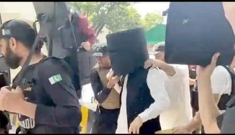 AzharHussaiTurk's tweet photo. ایک طرف بہادر ماں کا بہادر بیٹا جو ملک کی خاطر اپنے جان کی پرواہ کیے بغیر وہاں پہنچا جہاں انتہا پسند جماعتوں کا شدید احتجاج اور مظاہرے تھے
دوسری طرف یہ وہ ڈرپوک جھوٹا ، مکار انسان جو کہ ملک کو تباہی کے دہانے پر لے گیا
#PakatSCO #PakFMatSCOFM https://t.co/t3iJt28LZK