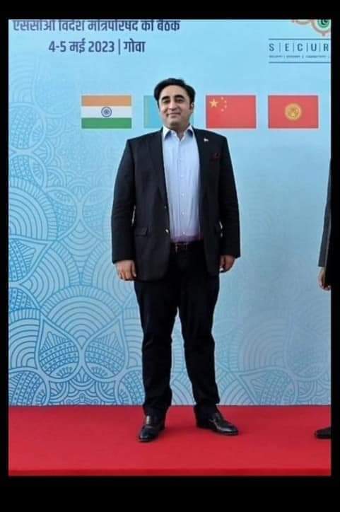 AzharHussaiTurk's tweet photo. ایک طرف بہادر ماں کا بہادر بیٹا جو ملک کی خاطر اپنے جان کی پرواہ کیے بغیر وہاں پہنچا جہاں انتہا پسند جماعتوں کا شدید احتجاج اور مظاہرے تھے
دوسری طرف یہ وہ ڈرپوک جھوٹا ، مکار انسان جو کہ ملک کو تباہی کے دہانے پر لے گیا
#PakatSCO #PakFMatSCOFM https://t.co/t3iJt28LZK