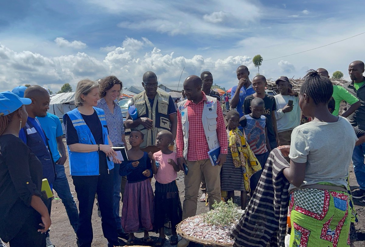 Arrivée en #RDC depuis lundi, @Sofiegarde, directrice adjointe @UNOCHA, a visité des sites de déplacés autour de Goma pour palper du doigt le quotidien des centaines de milliers de personnes déplacées qui y vivent depuis le début de l’année.