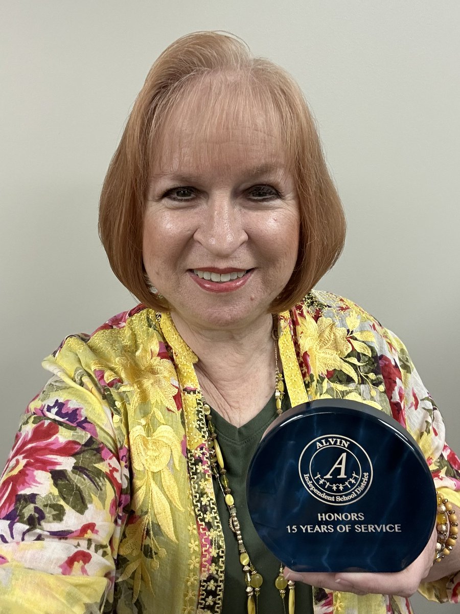 beauteseeAISD's tweet photo. Thank you @AlvinISD for recognizing my 15 years of service! I love my job! 💛#TechnologyTrainer #ScholarshipCoordinator https://t.co/RsBJnLgMnR