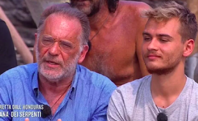 viaggrego's tweet photo. “Profondo #Disagio” all'#IsoladeiFamosi, bufera contro #Mediaset: nel mirino il discusso #Bacio in Fascia #Protetta tra #CecchiPaone e il #Fidanzatino! https://t.co/yYgKHnE1m3 https://t.co/VyeCqLqzGB