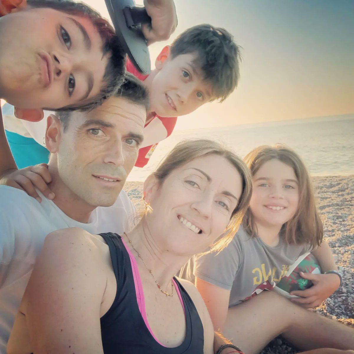 franverde81's tweet photo. Disfrutando de los buenos momentos!!!
#Mario #Marta #Jesús @taniakukux  #family https://t.co/t6oGAaM6np