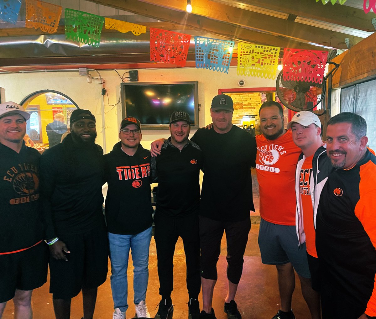 ECUTigersFB's tweet photo. Huge thank you to @NFL, @Giants &amp; @Saints great, 2x Super Bowl Champion, 4x Pro Bowler and Ada born, Jeremy Shockey, for taking the time to chop it up with our staff! @ECUTigers https://t.co/hzKddsgfob