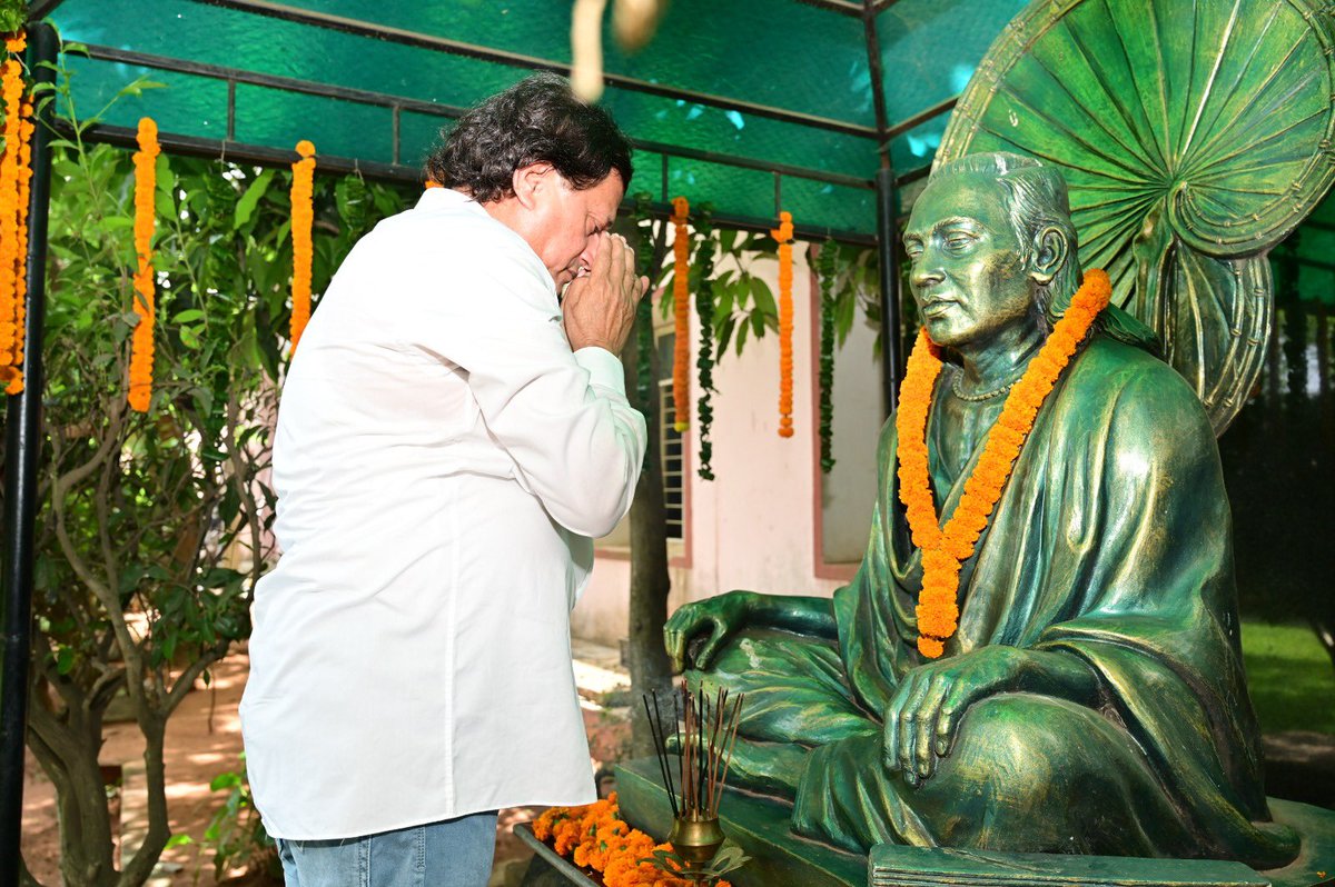achyuta_samanta's tweet photo. "ପ୍ରାଣୀଙ୍କ ଆରତ ଦୁଃଖ ଅପ୍ରମିତ ଦେଖୁ ଦେଖୁ କେବା ସହୁ ।

ମୋ ଜୀବନ ପଛେ ନର୍କେ ପଡ଼ିଥାଉ ଜଗତ ଉଦ୍ଧାର ହେଉ"॥

ସନ୍ଥକବି ଭୀମ ଭୋଇଙ୍କ ପବିତ୍ର ଜନ୍ମତିଥିରେ ଭକ୍ତିପୂତ ଶ୍ରଦ୍ଧାଞ୍ଜଳି! https://t.co/CkiJG8SYPm