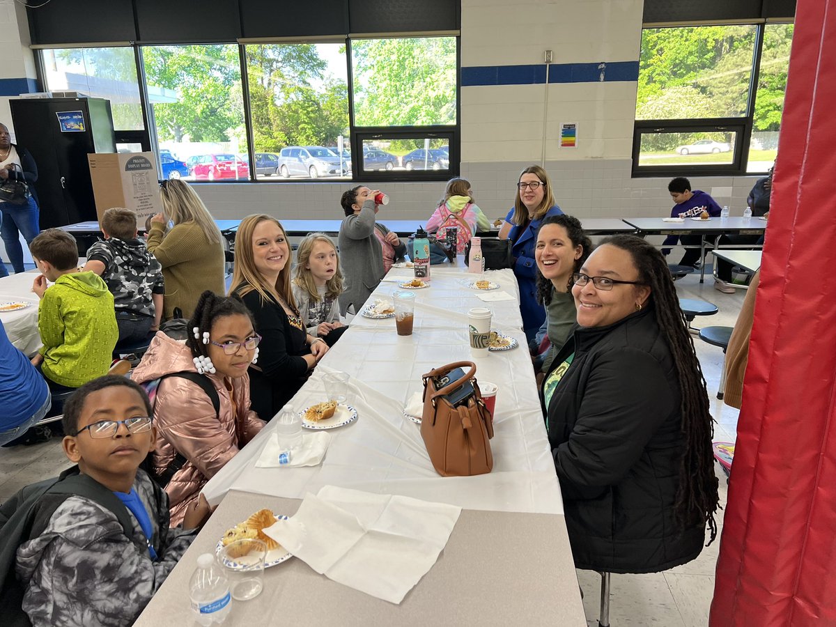 YatesElementary's tweet photo. Muffins with Mom at Yates Elementary! #NNPSProud @nnpsfamilies https://t.co/3d2b1IbSS3