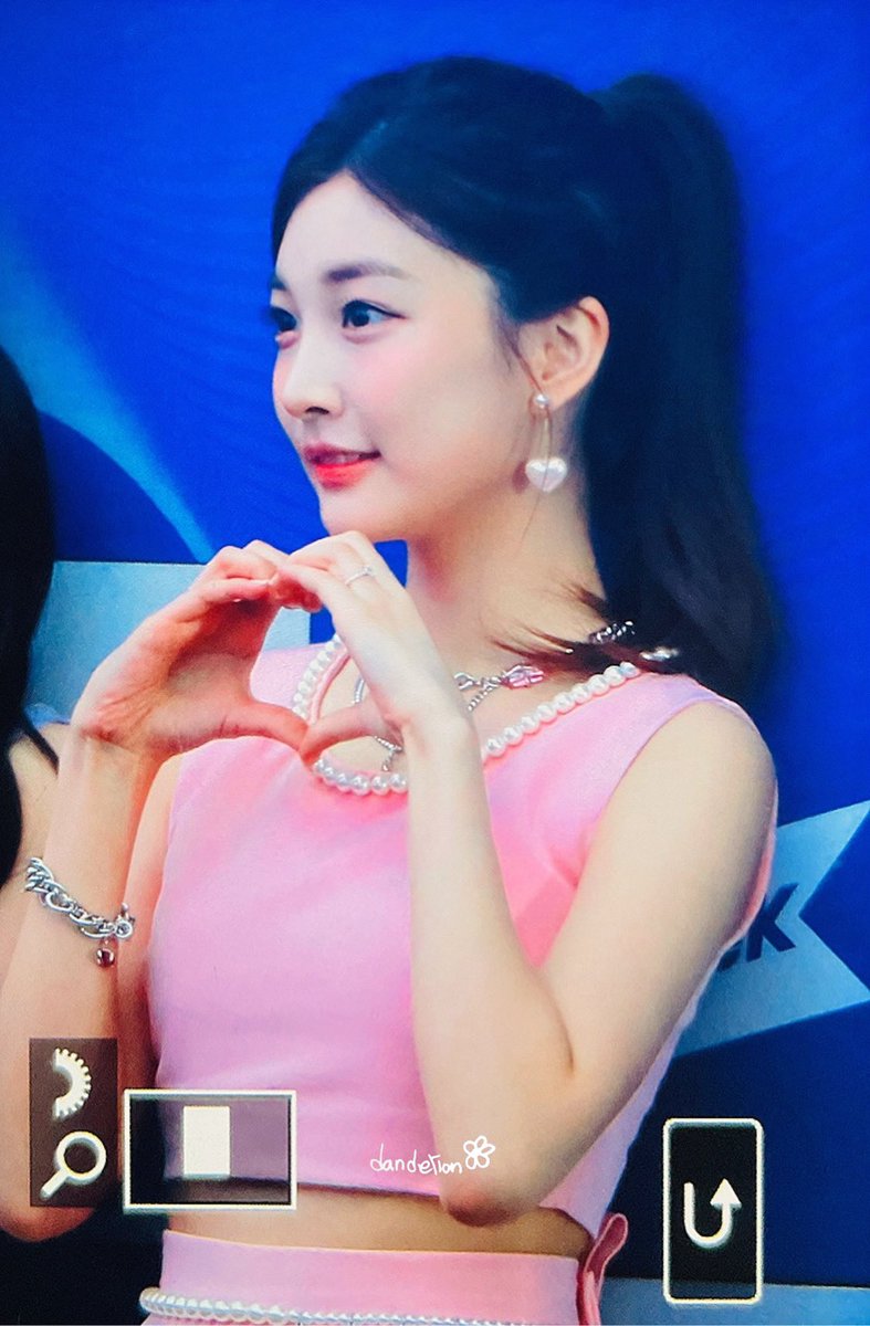 dandelion_812's tweet photo. 230505 민서💘
#우아 #민서 #wooah #minseo https://t.co/gS4auWOP6l