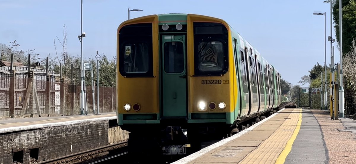 PlatformEdge1's tweet image. Angmering ✅

313220 arrives into Angmering to take me to Portsmouth Harbour #Class313