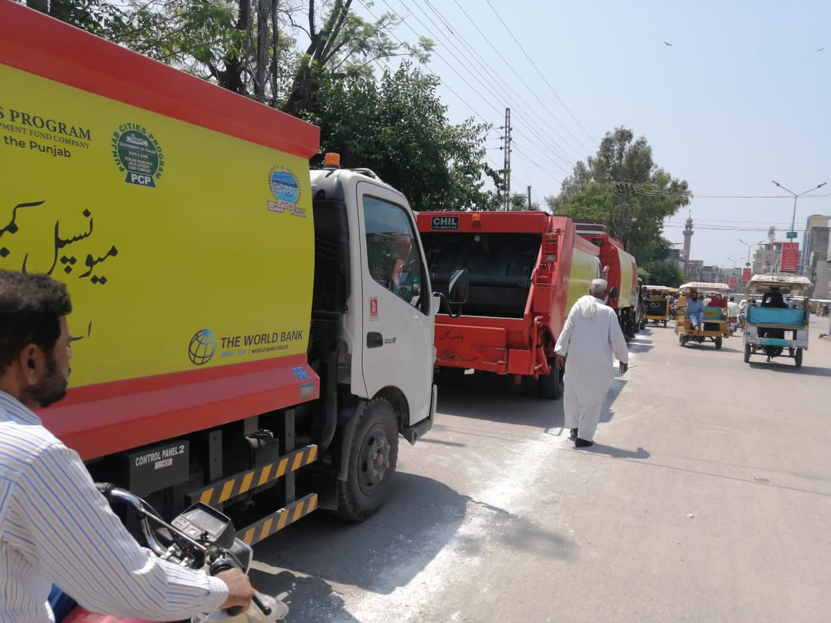 CaptSamiCSP's tweet photo. شہر میں صفائی کی صورتحال کو مزید بہتر بنانے کیلئے 5 منی ٹرپرز، 4 گاربیج کولیکٹررز، منی شاول اور ایک مکینیکل سویپنگ مشین پر مشتمل جدید ترین مشینری میونسپل کمیٹی کے حوالے کر دی گئی۔ جہلم شہر کو صاف شفاف اور خوبصورت بنانا مشن ہے۔ https://t.co/A1UQYclko5
