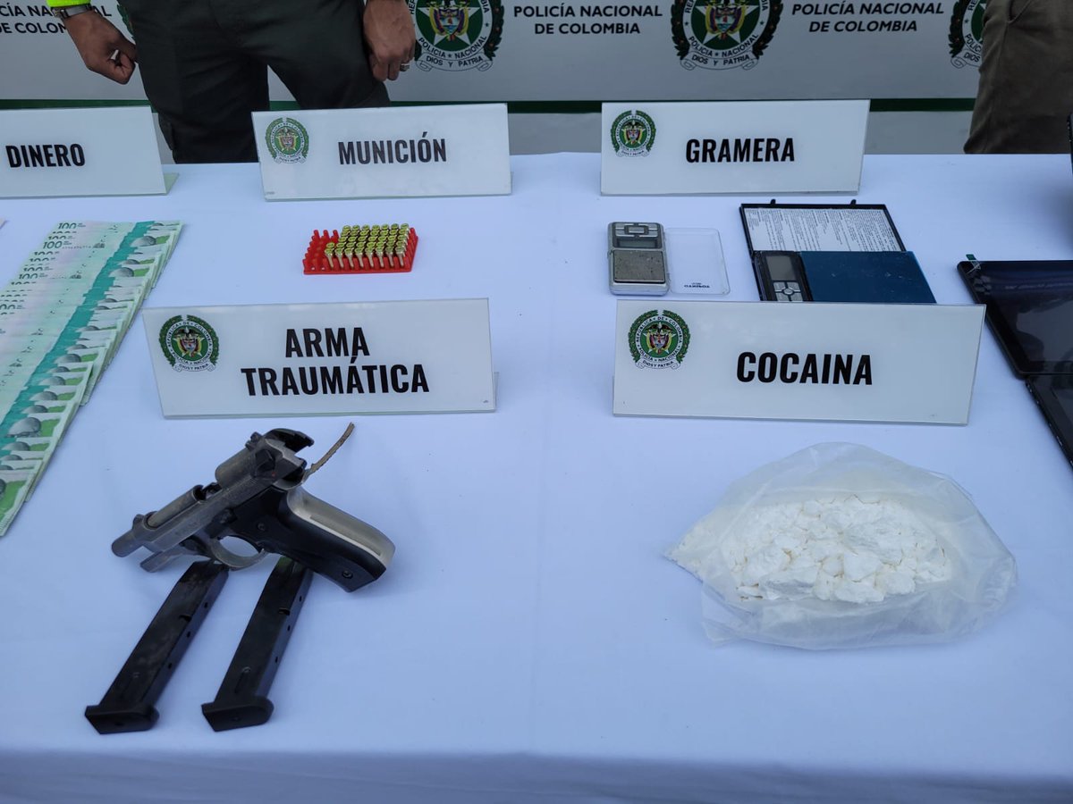 origennoticiasc's tweet image. #judicial | En el #operativo fueron realizadas dos diligencias de #allanamiento una en el barrio Gaitán y la otra en el centro de #Ibagué, donde lograron incautar un #armadefuego tipo #traumática, 7 #tablet, 145 #celulares, alrededor de 1.600 dosis de #Cocaina.