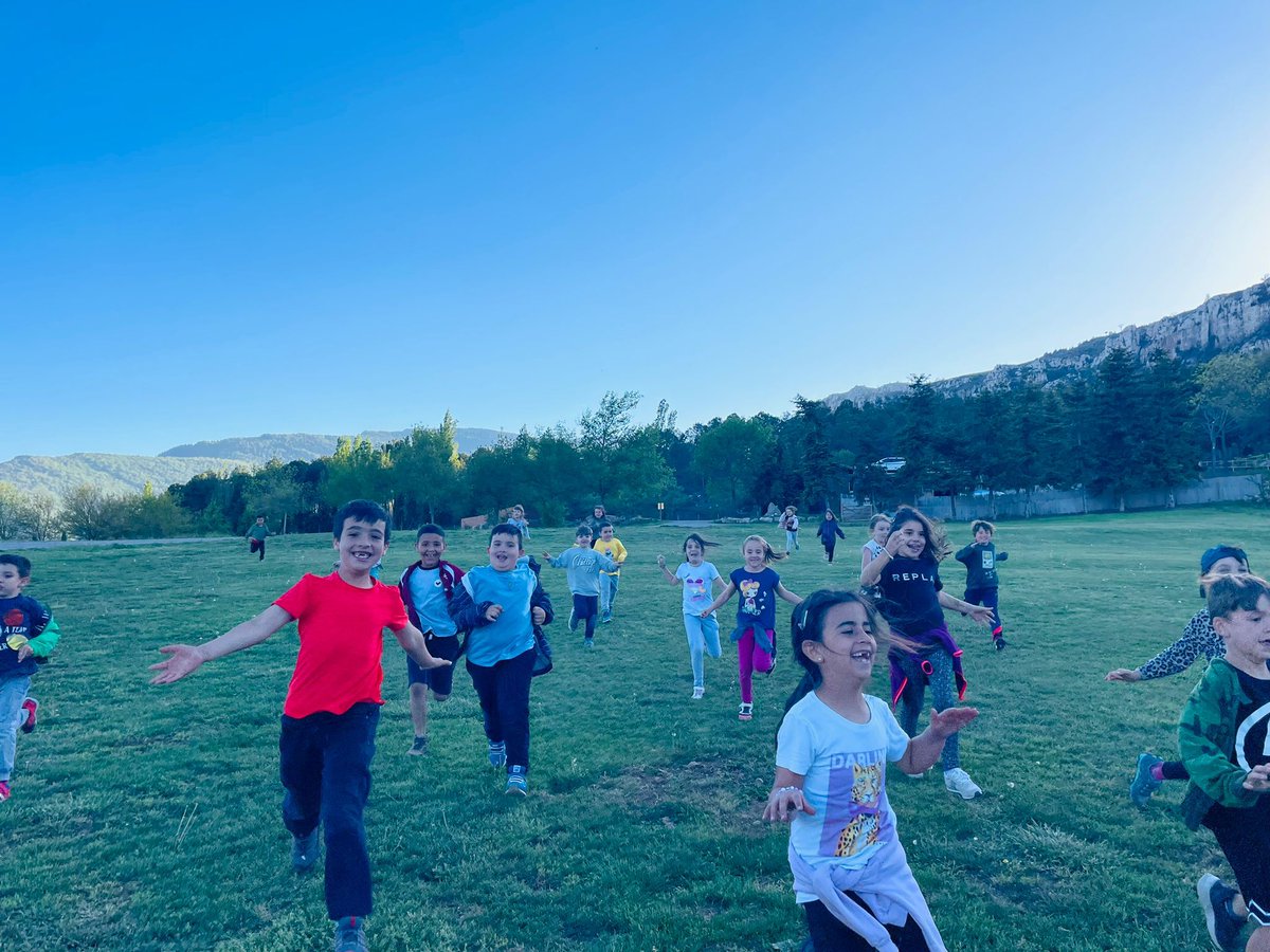 vedrunasallent's tweet photo. Els nens i nenes del primer cicle van gaudir d'unes colònies a @eljounature on han pogut dur a terme activitats de paleontologia i d'un circuït de xarxes entre arbres. 
#vedrunasallent #escolavedruna #emocions #divertiment #convivència #natura #escolapropera #intensament https://t.co/O0RjlDvWIM
