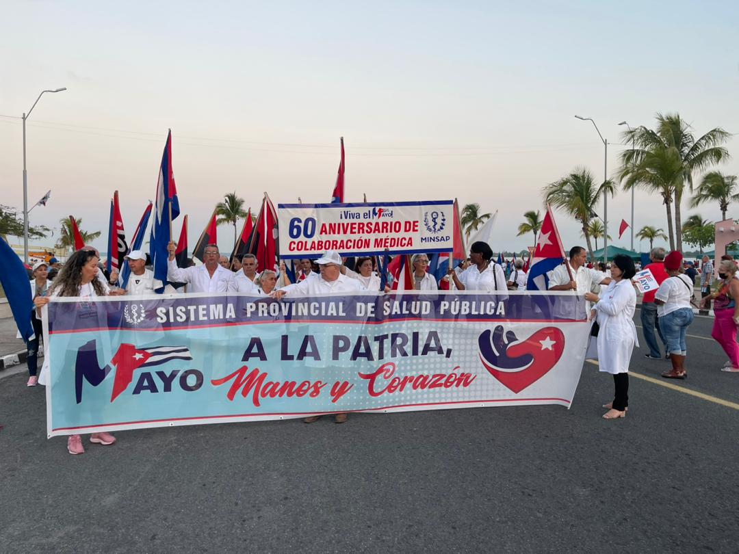 MMarreroCruz's tweet photo. Hoy nuestro pueblo nuevamente demostró su respaldo a la Revolución.
Las calles de #Cuba se llenaron de banderas para celebrar el Día Internacional de los Trabajadores.
#ALaPatriaManosYCorazón 🇨🇺 https://t.co/wQKHE85ON6