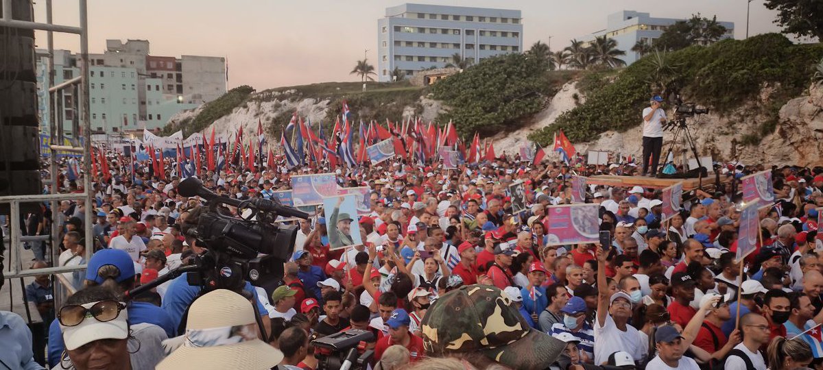 MMarreroCruz's tweet photo. Hoy nuestro pueblo nuevamente demostró su respaldo a la Revolución.
Las calles de #Cuba se llenaron de banderas para celebrar el Día Internacional de los Trabajadores.
#ALaPatriaManosYCorazón 🇨🇺 https://t.co/wQKHE85ON6